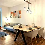 Family Friendly - - Free Private Parking, Jura Coffeemaschine, Smart Tv, Wifi, Heated Floor Апартаменты