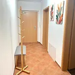 Family Friendly - - Free Private Parking, Jura Coffeemaschine, Smart Tv, Wifi, Heated Floor Апартаменты Хемниц