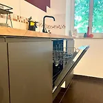 Family Friendly - - Free Private Parking, Jura Coffeemaschine, Smart Tv, Wifi, Heated Floor Апартаменты Хемниц