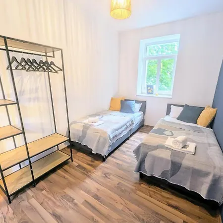 Family Friendly - - Free Private Parking, Jura Coffeemaschine, Smart Tv, Wifi, Heated Floor Appartement