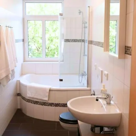 Family Friendly - - Free Private Parking, Jura Coffeemaschine, Smart Tv, Wifi, Heated Floor *